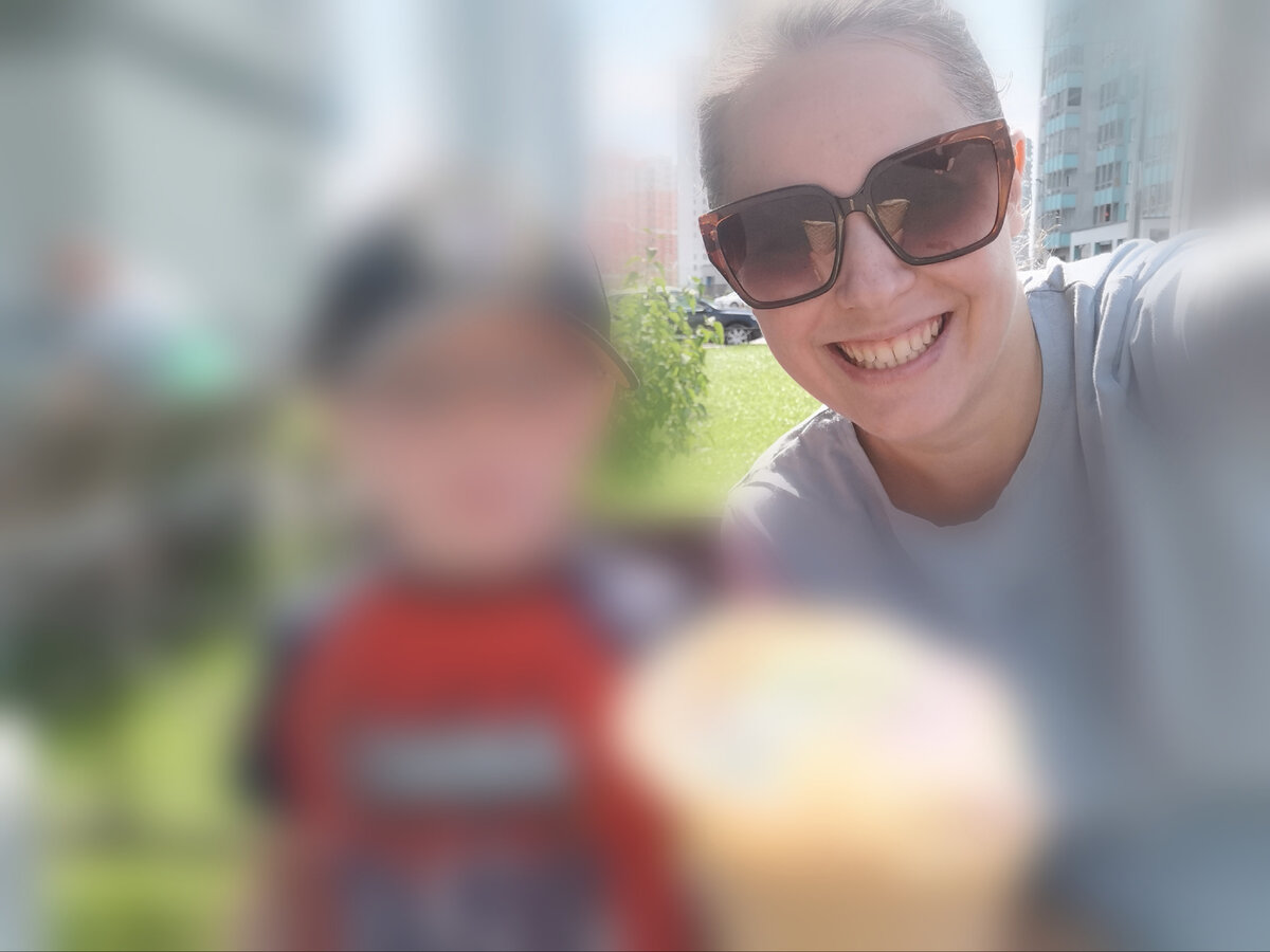 Это мы на прогулке пару дней назад. Саша протягивает в кадр разноцветное мороженое. (В блоге показываю только своё лицо) 