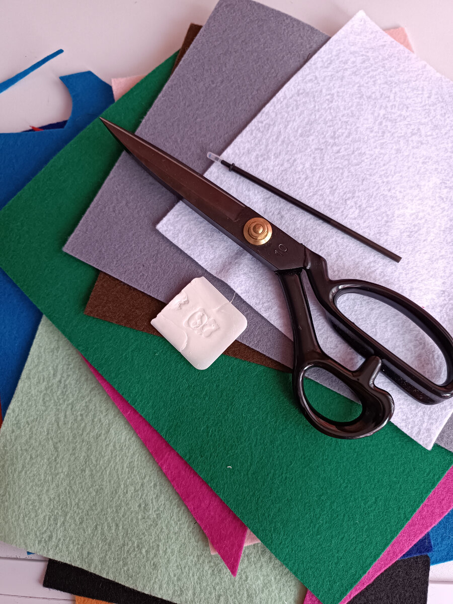 Фетр цветной, ножницы, терморучка, портновское мыло. 