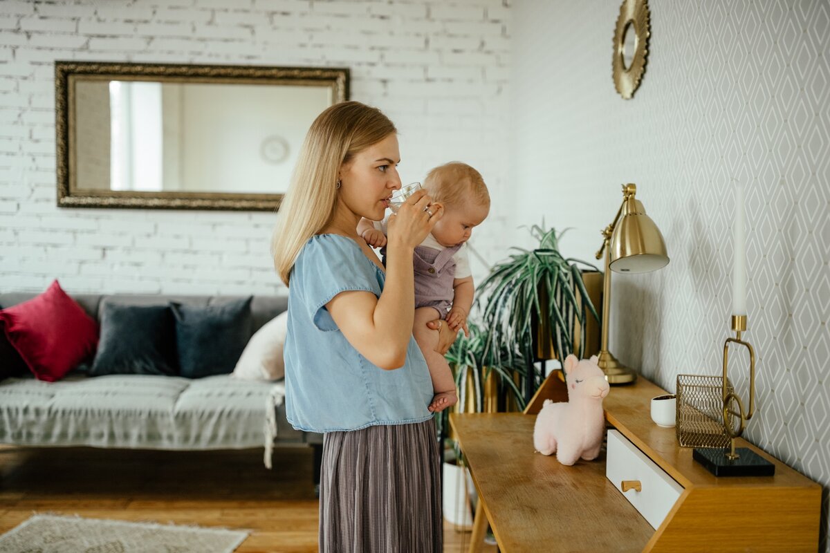 С ребёнком в бодрствование необязательно заниматься бытом, главное – включать его в свою интересную взрослую жизнь 