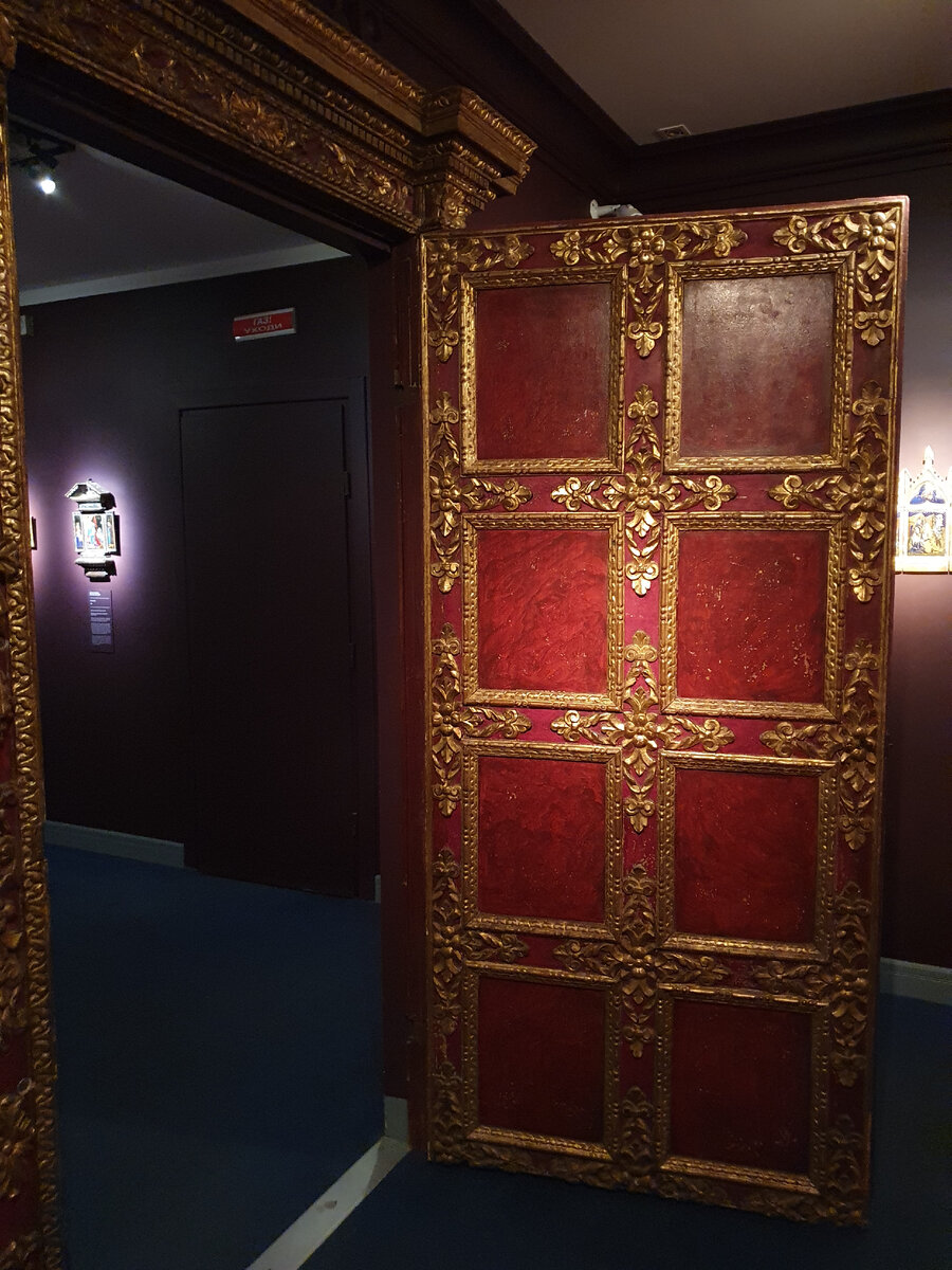 Приоткрываем дверь