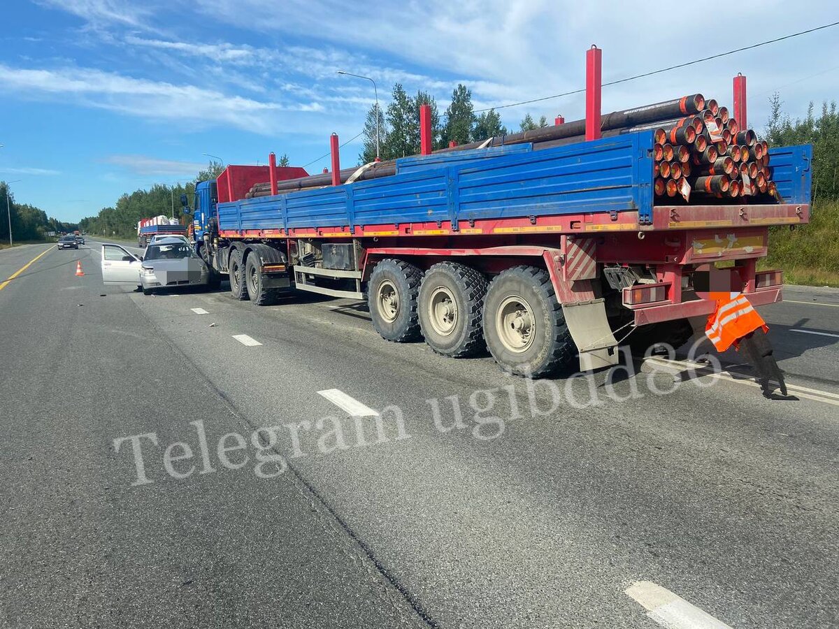    Под Нефтеюганском легковушка влетела под КАМАЗ