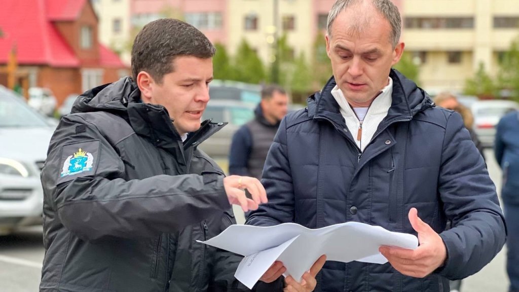    фото – личная страница Алексея Титовского Вк. На снимке глава Салехарда рядом с губернатором ЯНАО Дмитрием Артюховым