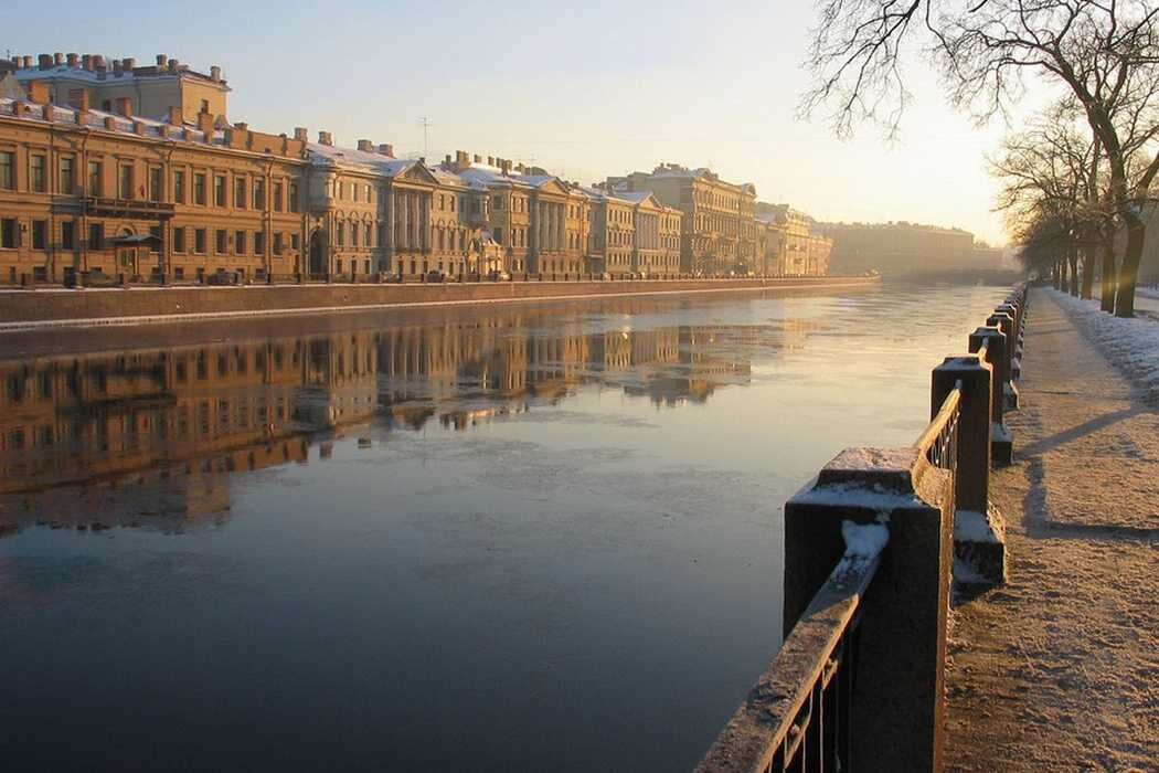 Санкт петербург стоит на реке. Набережная реки Фонтанки Санкт-Петербург. Питер набережная реки Фонтанки. Питер река Фонтанка. Набережная реки Фонтанк.