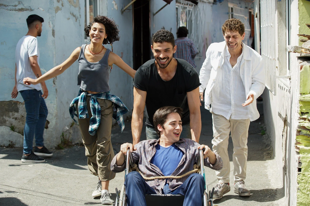 Са приближавањем нове јесенско-зимске сезоне, почели су да се појављују трејлери за нове серије.  Нови пројекат "Вилд" је већ на путу.  Објављен је први тизер, што значи да је премијера пред вратима.  Приказ канала ФОКС ТВ.-10