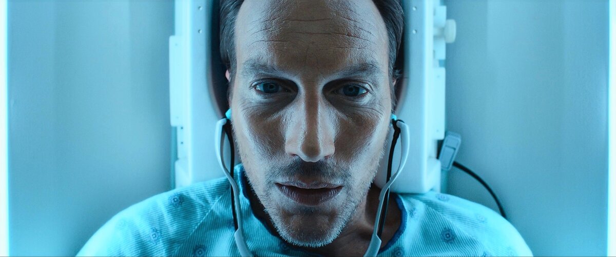 Вспомнить всё. Кадр из к/ф «Астрал 5: Красная дверь».