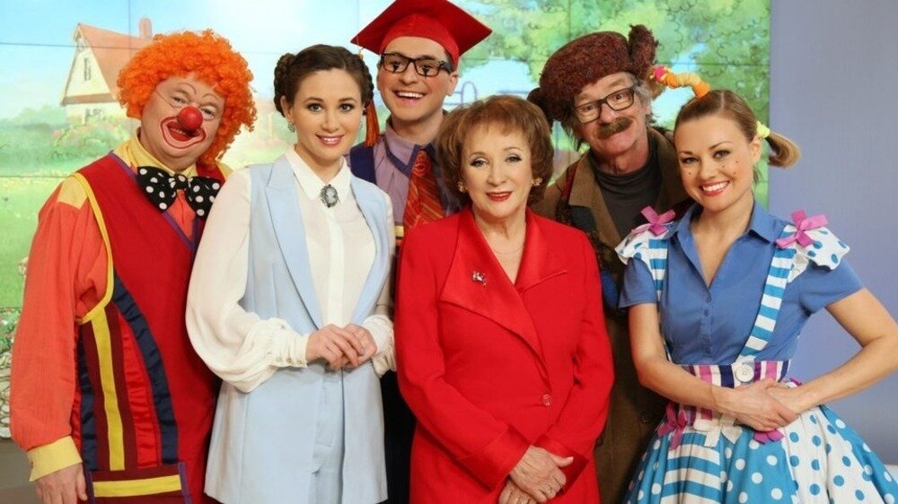     «„АБВГДейка“, „АБВГДейка“ — это учёба и игра, „АБВГДейка“, „АБВГДейка“, азбуку детям знать пора!». Кто из нас не помнит эти слова и мелодию? Кажется, что «АБВГДейка» была всегда, и это почти правда: в этом году исполнилось 48 лет со дня выхода первого выпуска.