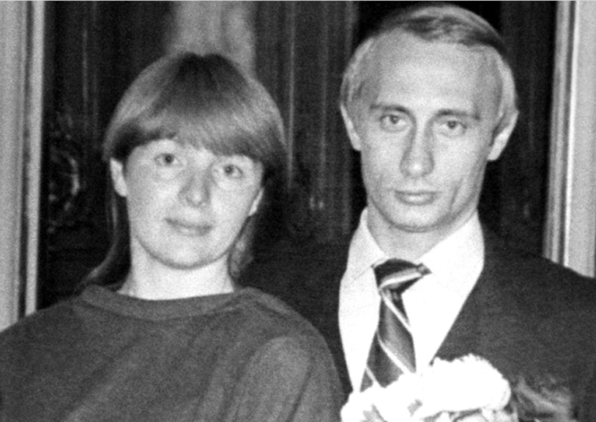 Сорок лет назад обычная калининградская девчонка Люда Шкребнева вряд ли могла б представить себе судьбу первой леди России...-4