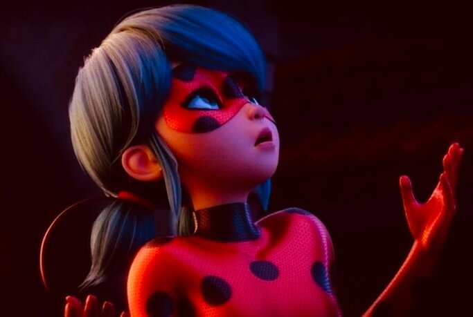 Леди Баг, также известная как Маринетт Дюпен-Чэнг, является главной героиней французского анимационного сериала "Леди Баг и Супер-кот" ("Miraculous: Tales of Ladybug & Cat Noir"). Она представляет собой подростка, обычную школьницу, которая становится супергероем, борющимся со злом на улицах Парижа.