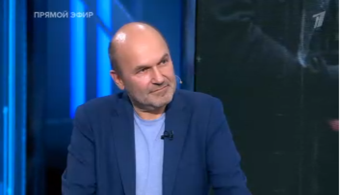Юсин слушает отповедь Шейнина. Скриншот передачи "Время покажет".