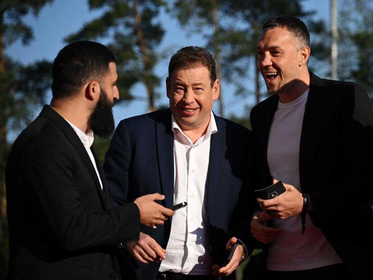    Леонид Слуцкий (в центре) и Артем Дзюба (справа)© РИА Новости / Алексей Филиппов