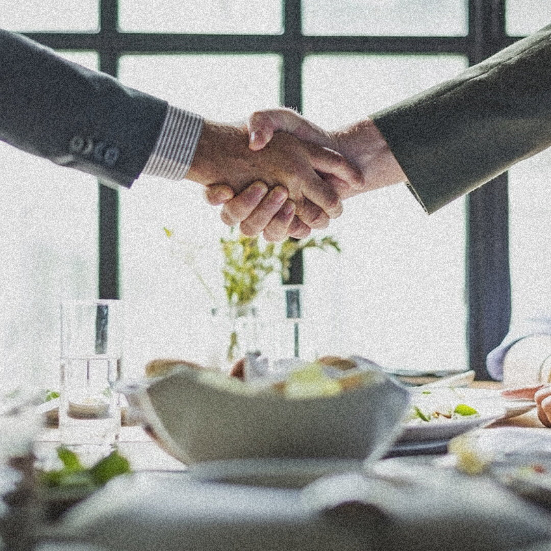 деловое застолье. деловой обед. деловой ужин. успешные переговоры. бизнес ужин.