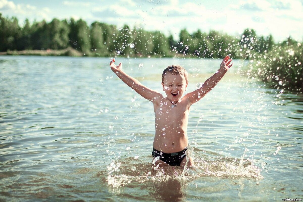 Купается на природе. Купание на речке. Дети купаются в реке. Лето купание. Плавать в речке.