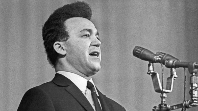В 1958 году Иосиф поступил в Государственный музыкально-педагогический институт им. Гнесиных на вокальный факультет, учебу в котором он совмещал с работой вокалиста в цирке. В 1962 году началась сольная гастрольная жизнь Иосифа – вышла первая пластинка песен Островского и Пахмутовой в его исполнении, он стал участником «Новогодних огоньков». К нему пришла популярность.  