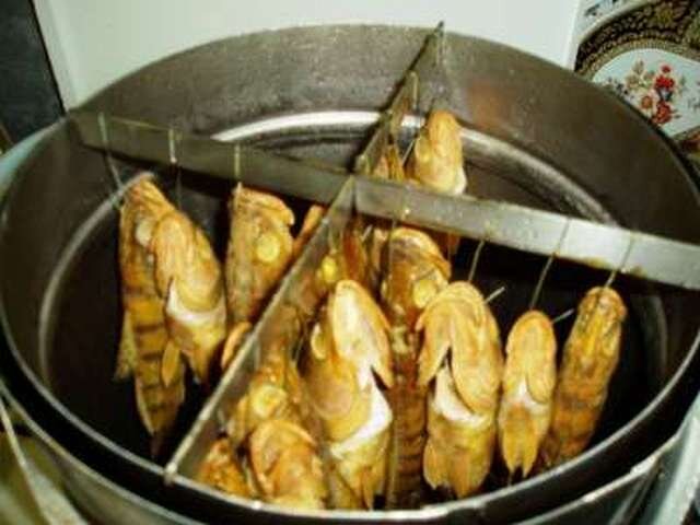 Фото 2 Жердины с крюками для подвешивания продуктов в коптильне.