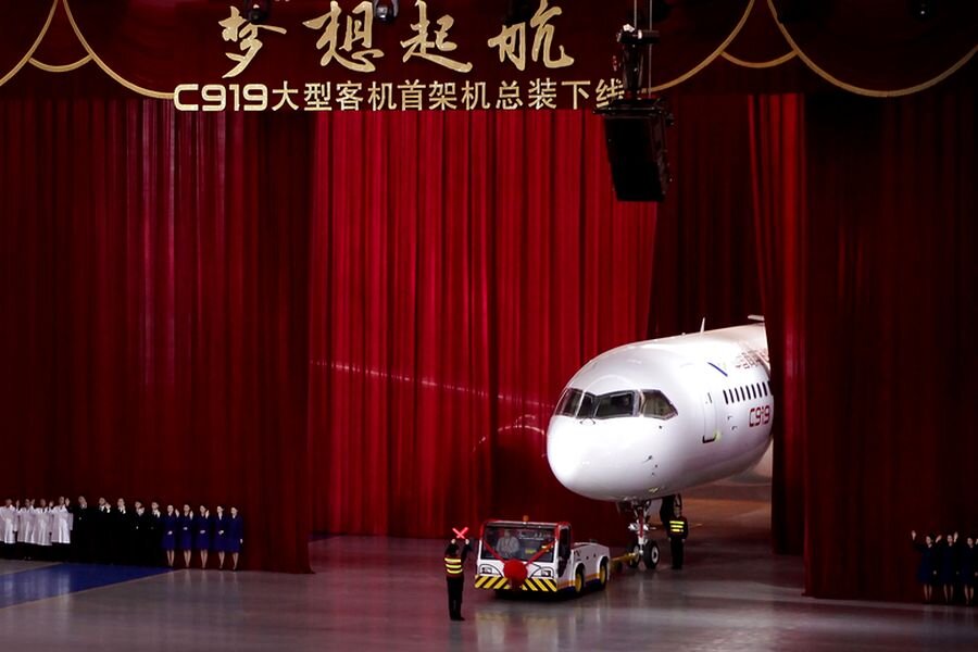 Презентация COMAC C919 в ангаре шанхайского аэропорта Пудун (PVG) 2 ноября 2015 года.
Самолёт совершил свой первый полёт 5 мая 2017 года. На сертификацию ему может понадобиться до трёх лет