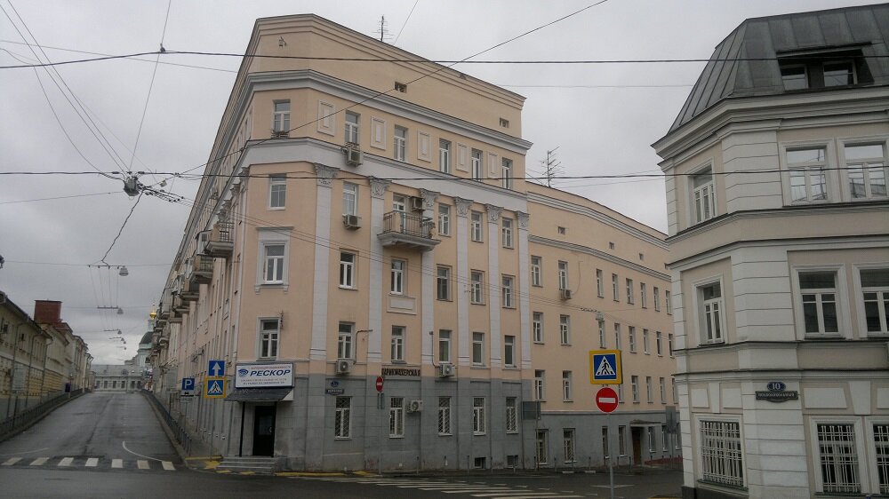 Выходим из двора на Хитровскую площадь и сворачиваем к перекрёстку Подколокольного, Певческого и Петропавловского переулков. 

