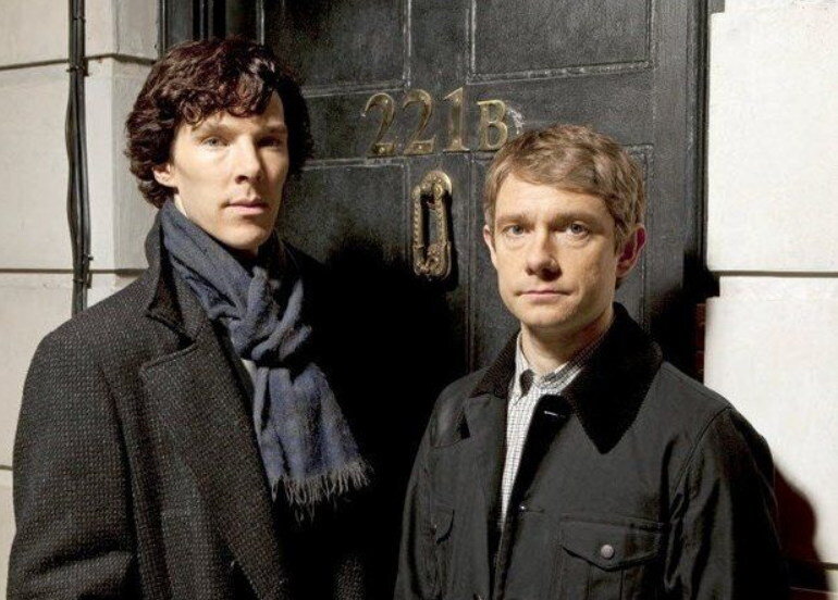 Бенедикт  Камбербэтч в роли Шерлока Холмса (слева) и Мартин Фримен в роли Джона  Ватсона (справа). Британский телесериал компании Hartswood Films, снятый  для BBC Wales.