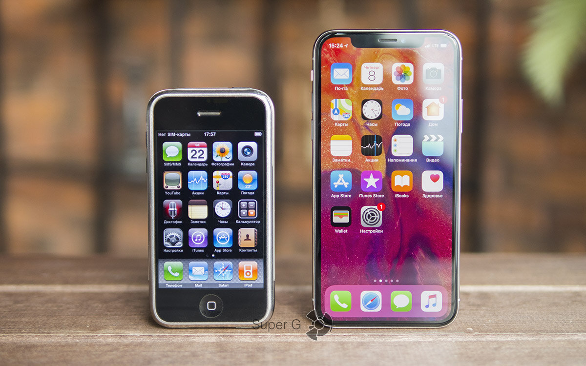 Слева самый первый iPhone, а справа самый последний