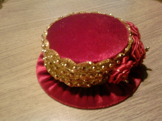 Проявите свои творческие способности, и у вас получится оригинальная шляпа-игольница, которая украсит собой каждый дом.