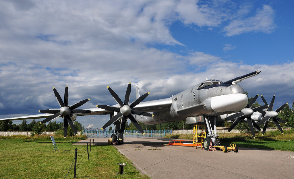  Продолжаем прогулку по Музею ВВС... Музей, как-никак военный, поэтому не возможен без боевой авиации... Ее мы сегодня и посмотрим... В музее широко представлена коллекция уникальных самолетов Мясищева, Ту, Як, Су и МиГов (т.к. последних двух прилично - я оставил их на вторую часть). Экспонаты из других разделов доступны поссылкам внизу поста.

