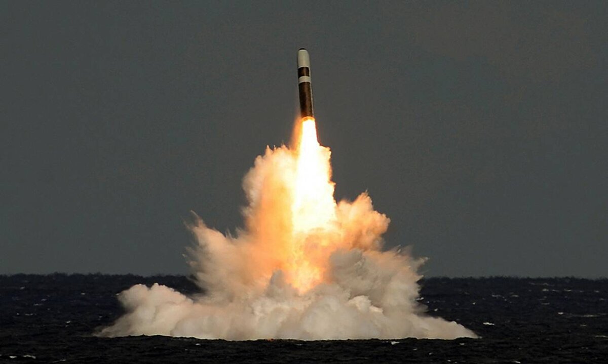 Запуск ракеты Trident II с субмарины США