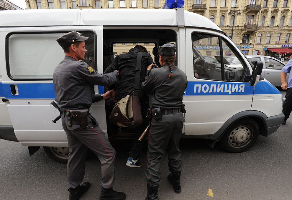 Полиция на выезде. Полицейские раскрыли кражу. Работа полицейского. Полиция выезжает.