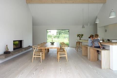 Естественно на землеПрирода остается - особенно во времена вездесущего Интернета, смартфонов и ежедневного потока информации. Ибо что могло бы лучше укрепить нас дома, чем качественный деревянный пол? Но тогда, пожалуйста, лучше открывайте пористую смазанную маслом, а не полностью запечатанную. Это подчеркивает нежный внешний вид натурального материала.



 
 
