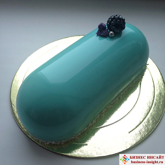 Кекс, покрытый зеркальным мрамором