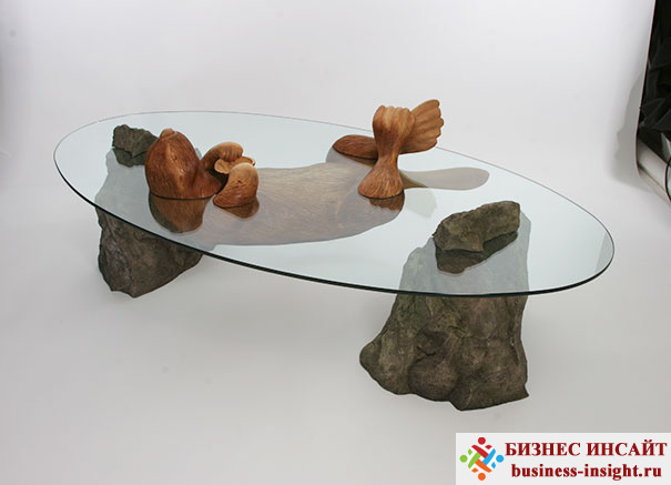 Оригинальные столы, похожие на животных, плавающих в воде