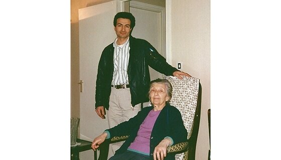 Раффи с бабушкой Агавни. Частная коллекция Раффи Калфаяна. auroraprize.com