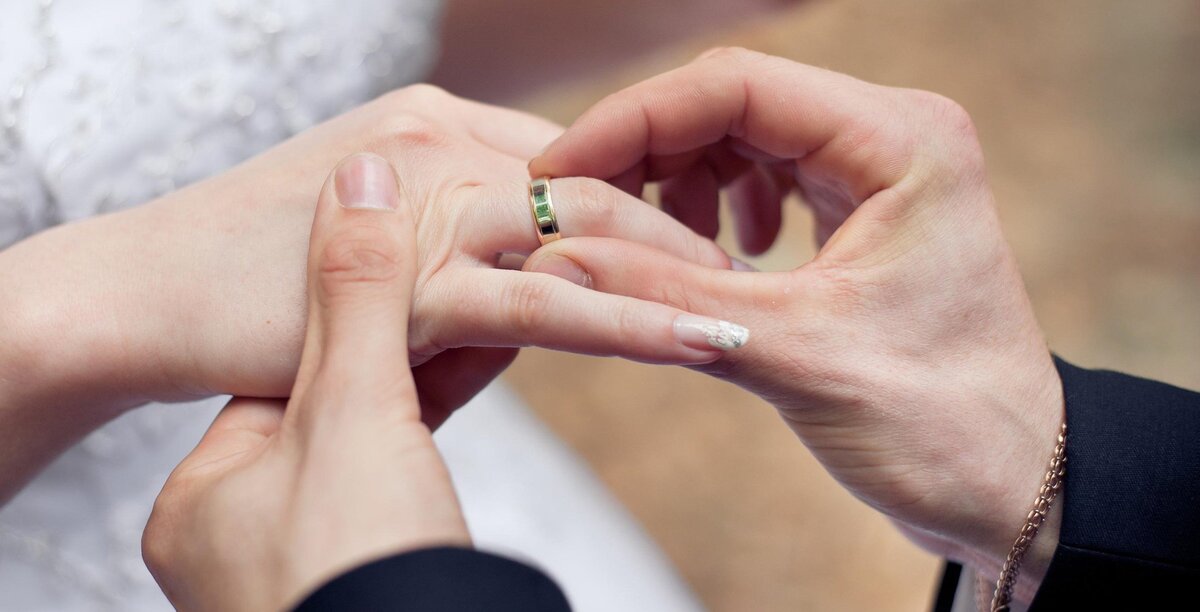 Можно ли носить обручальные кольца до свадьбы: суеверия и приметы