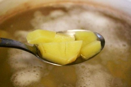 Шаг 1 В кипящую посоленную воду или бульон кладем порезанный картофель.