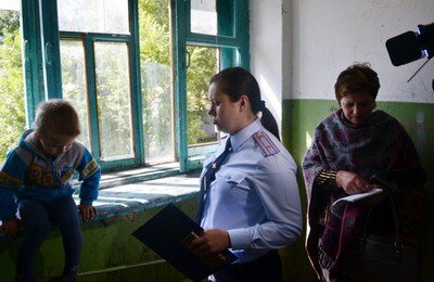  Лишение родительских прав матери возможно. Ребенку тяжело и больно, когда разводятся родители. Но когда его лишают матери, это намного страшнее. К сожалению, все чаще в практике судов встречаются дела о лишении материнских прав. Матери бросают детей в роддоме, не забирают из больницы, в алкогольном угаре забывают кормить ребенка, бросают его одного. Итог печален: ребенок попадает в детский дом, под опеку родственников или даже совершенно чужих людей. 