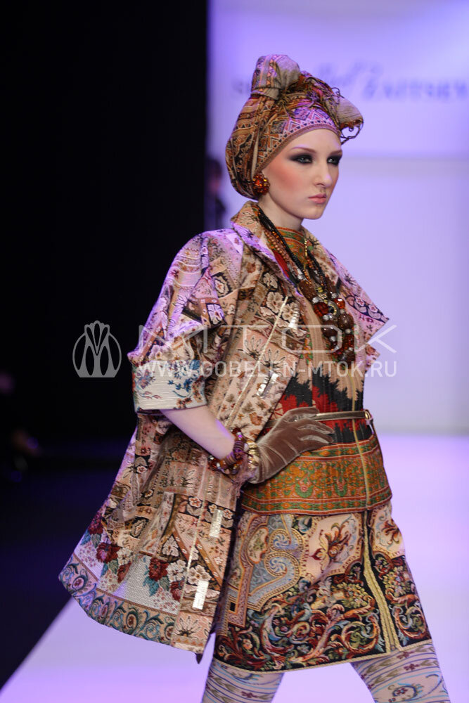 На фото: Комплект дизайнерской одежды из коллекции В. Зайцева