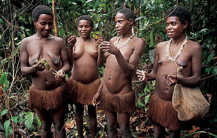 Женщины с местным лакомством - лягушками и ящерицами