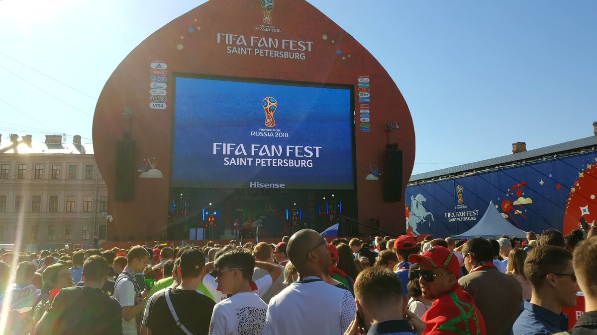 Фан зона на Конюшенной площади в Санкт-Петербурге