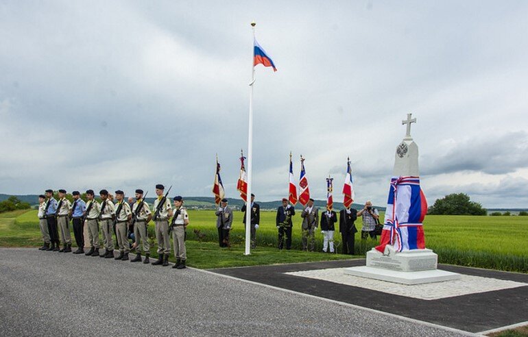 Торжественная церемония у обелиска на высоте Мон-Спен. Фото: rusoch.fr

 