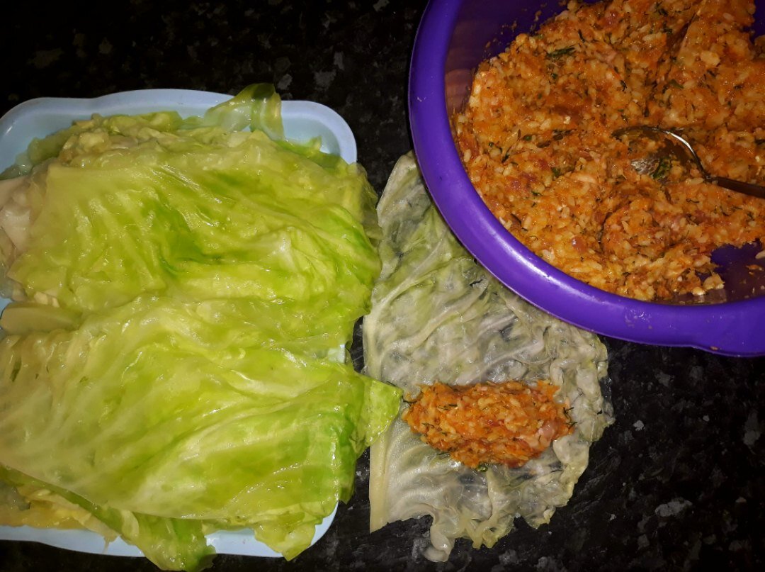 голубцы в капустных листьях. капуста савойская голубцы. голубцы. капустные листья для голубцов. голубцы в капустных листьях.