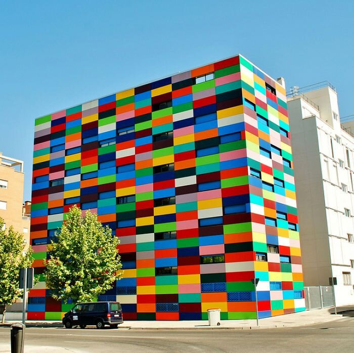 1. Неразделенное здание, Мадрид Можете ли вы представить, что вы живете в гигантском пикселе? Ну, в Мадриде есть те, кому посчастливилось это сделать.