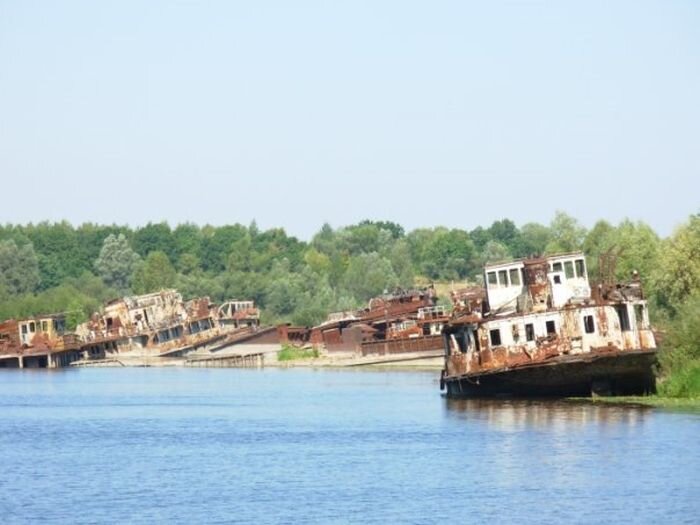 Локацию "Затон" со S.T.A.K.E.R.-а  все помнят? Так вот, это то самое место, которое послужило прототипом игровой зоны. Корабли, с помощью которых доставляли на строящийся "Саркофаг" песок и цемент. Многим ликвидаторам служили своеобразными гостиницами. Интересный факт - печально известная "Булгария" именно оттуда.