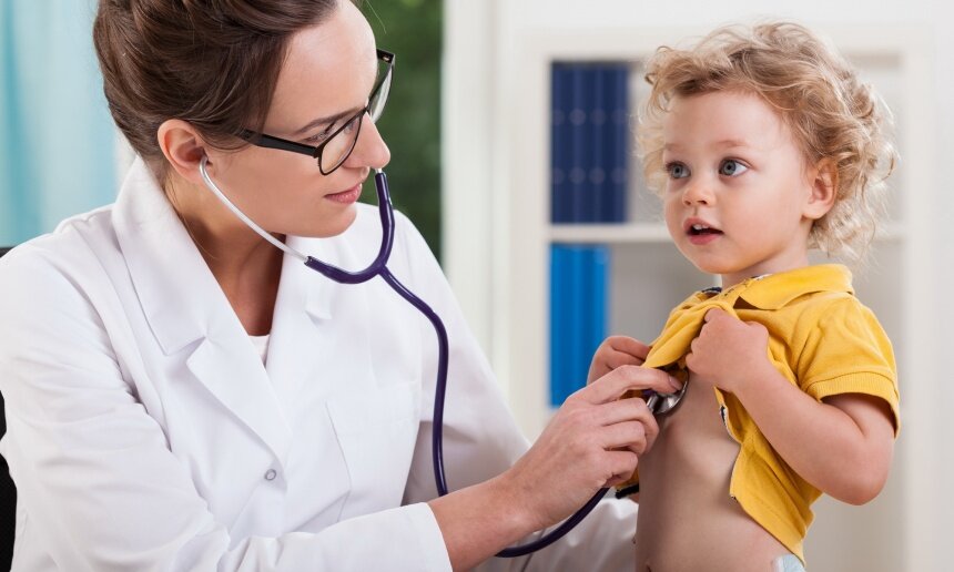 

Еще доктор рассказала о мифах, связанных с повышением температуры тела ребенка. Часто родители пугаются повышенной температуры. Но на самом деле это защитный механизм организма, и сбирать температуру пока она не достигла отметки 38,5 не желательно. Так же отсутствие повышения температуры часто сбивает молодых отцов и матерей с толка. ОРВИ может протекать и без этого симптома, и это не говорит о дополнительных проблемах ребенка. Не стоит приписывать другие болезни малышу, лучше обратиться к специалисту. Стоит знать, что при каждом новом заражении простудными заболеваниями реакция ребенка на повышение температуры может быть разной. И это вполне нормально. 
Мифы о здоровье, в частности детском, рождаются от некомпетентности взрослых. Доктора выступают категорически против самолечения. Прежде чем начать принимать медикаментозное лечение, следует пройти обследование. 