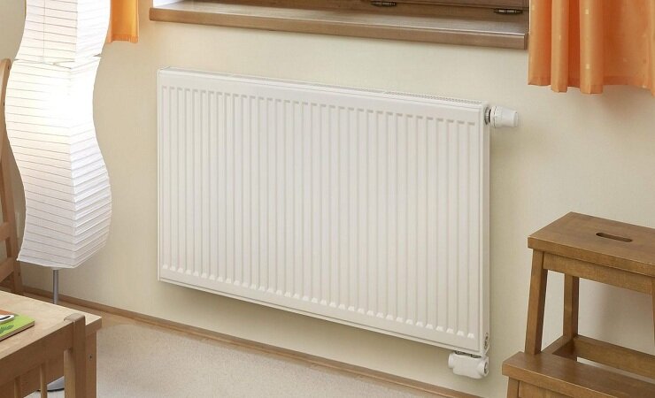 Панельные радиаторы из стали достаточно эффективны, но устанавливать их специалисты советуют в основном в домах с индивидуальным отоплением и малым количеством этажей. Многоэтажные многоквартирные здания имеют не самые лучшие условия, и панельные стальные радиаторы можно в них использовать только в том случае, если в таком доме котельная устроена наверху или организовано поквартирное отопление.