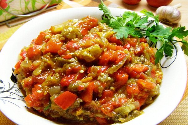 2 баклажана, 2 дольки чеснока, растительное масло, лимонный сок, соль.