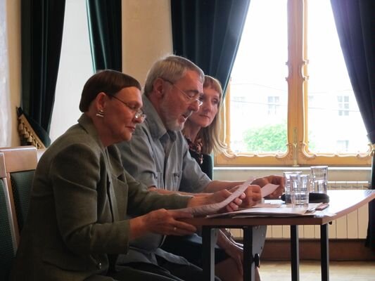 Ольга Акбулатова (слева) знакомит русских читателей с творчеством Антонина Баяи (в центре). Фото: Библиотека им. Маяковского