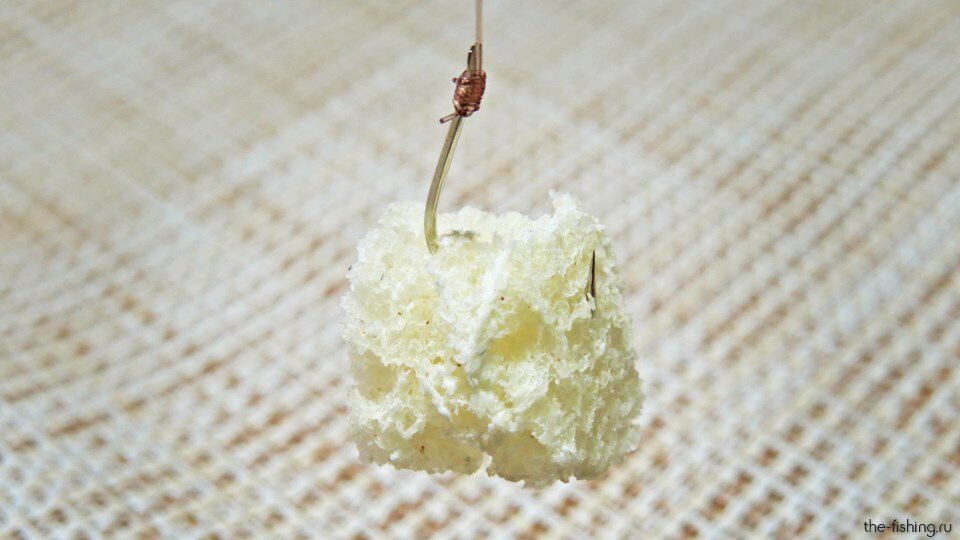 Кусочек хлеба на крючке