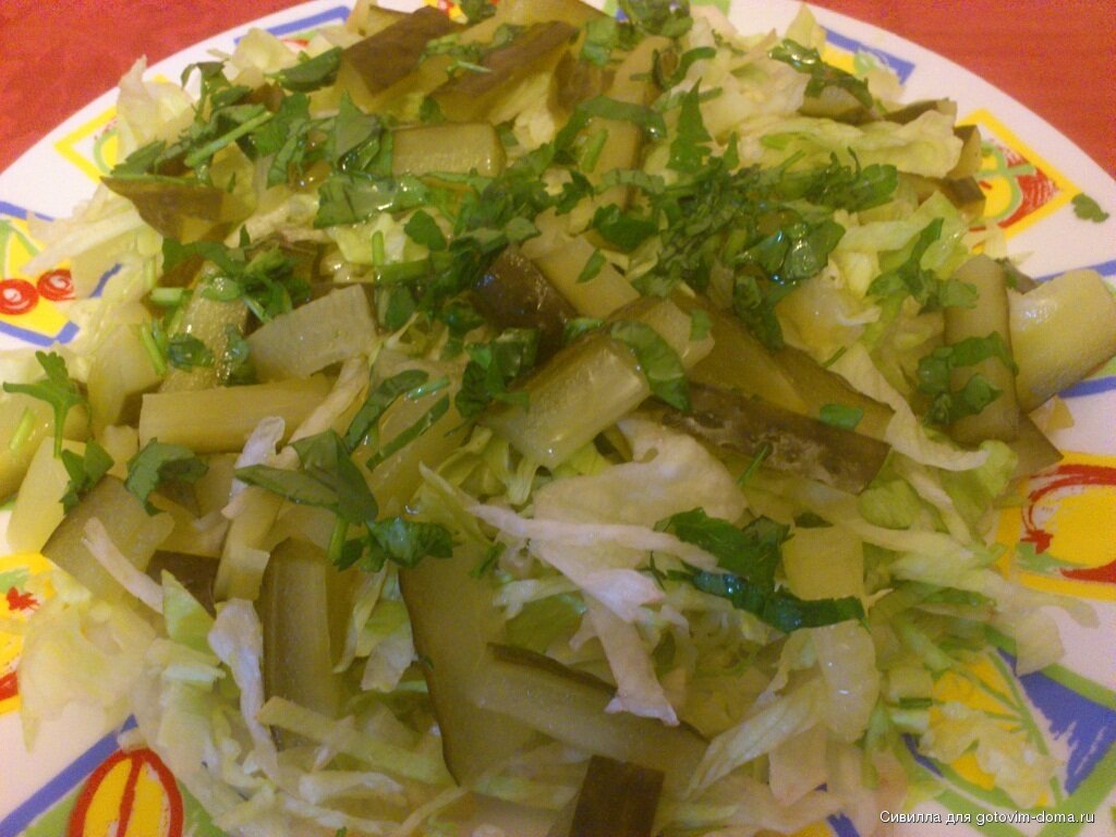 салат из свежей капусты и соленых огурцов. салат с капустой и соленым огурцом. салат из капусты и соленых огурцов. салат капуста зелень. салат из свежей капусты и соленых огурцов.