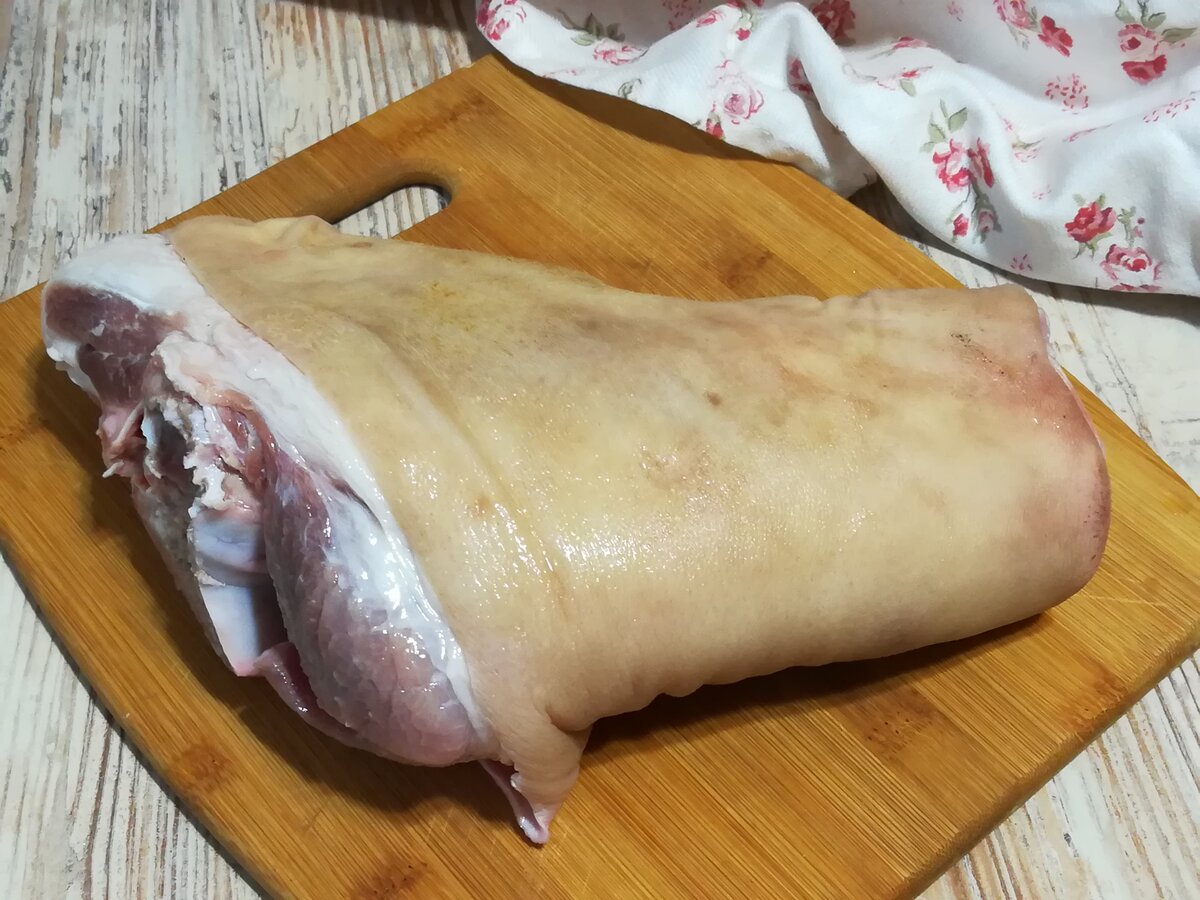 рулет из рульки свиной. рулька вареная в пищевой пленке. рулька в пищевой пленке. рулька вареная в пищевой пленке. рулька вареная в пищевой пленке.