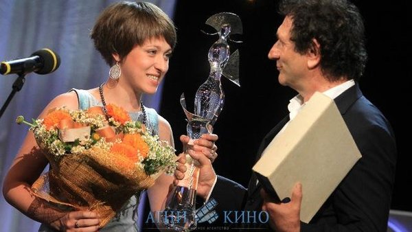 Анне Дворжецкой вручают престижную статуэтку «Хрустальный Турандот» (http://www.agni-kino.ru)