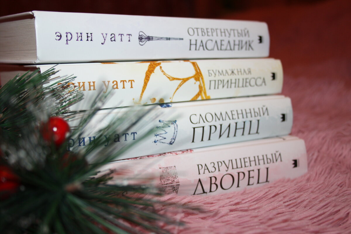 Сирота Элла (17 лет), привыкшая в этой жизни рассчитывать только на себя,  работая по чужому удостоверению в клубе для взрослых, вдруг попадает в сказочный мир пафоса и роскоши. Мир, который на самом деле ни такой уж и сказочный. Ну и конечно же влюбляется.  Книга с пометкой 18+ и не зря. Здесь  и социальное неравенство, и насилие , и алкоголь, и наркотики, и сексуальные сцены, и не нормативная лексика. Какого отвращения у меня это не вызвало,многие были в "шоке"от сексуальных сцен,но для меня это просто жизнь...Однозначно читать кто хочет на пару тройку дней уйти от реальности.. 