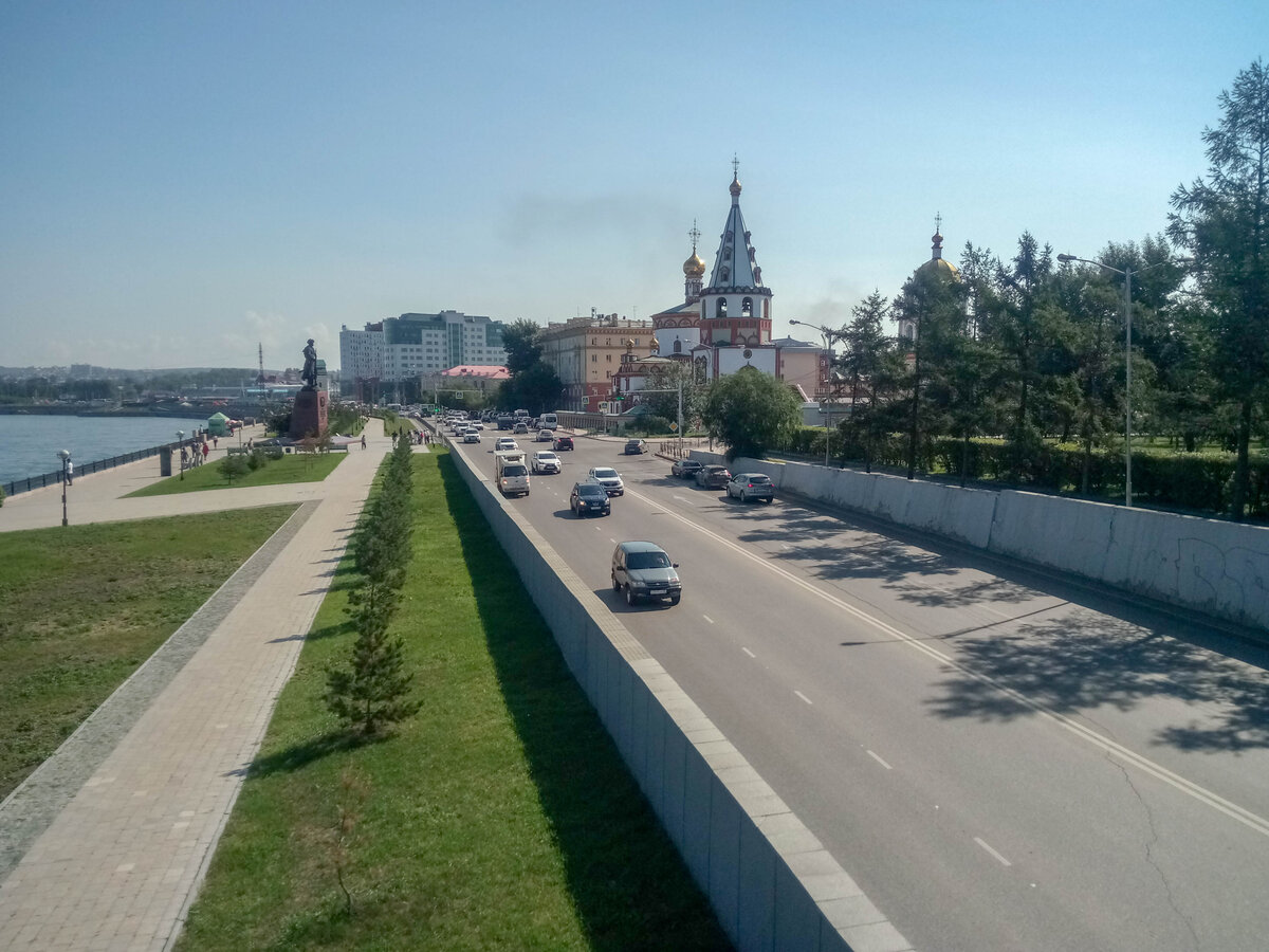 Набережная Ангары с пешеходного моста.